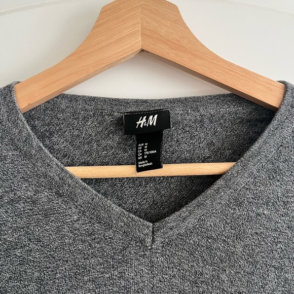 H&M Men's Gray V-Neck Sweater - Picture 2 of 3